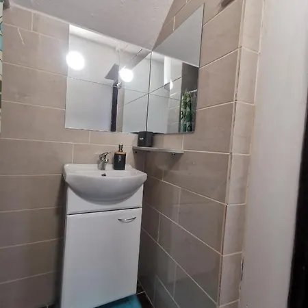 Laura's Dream Appartments * פג